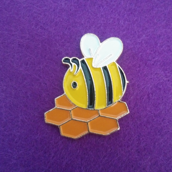 Cute Bee Pin 🐝 - Picture 1 of 1